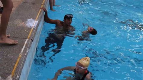 تعليم السباحه الاطفال السباحه في العمق في المياه والغطس كسر حاجز الخوف الأطفال Youtube