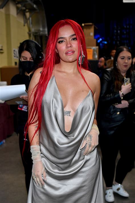 Karol G brilla con este vestido y guantes de ópera en los Latin Grammy Vogue