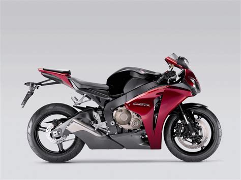 The honda cbr1000rr was developed by the same team that was behind the honda rc211v race bike for the motogp series. SS Duvar Kağıtları(wide screen) Hepsi süper