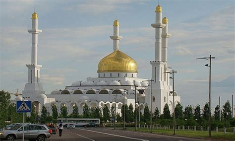 Hindu temples are of different shapes and sizes — rectangular, octagonal, semicircular — with different types of domes and gates. Difference Between Hindu And Islamic Architecture ...