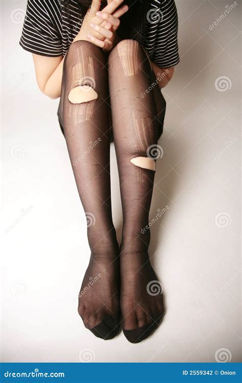 Pantyhose που σχίζονται πόδια Στοκ Εικόνες εικόνα από 2559342