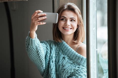 how to take a good selfie 20 easy tricks to try