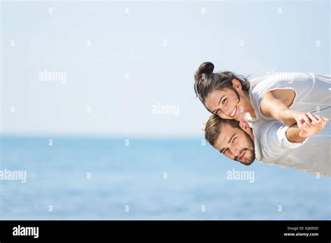 Ein Bild Von Einem Glücklichen Paar Spaß Am Strand Stockfotografie Alamy