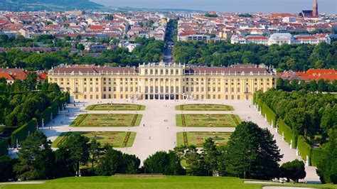 It comprises 2 bedrooms, a drawing room, a living room, a kitchenette, and 2 modern bathrooms. Schloss Schönbrunn-Wenen | Expedia.nl