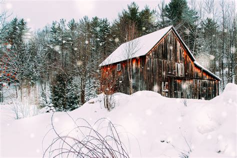 The Old Brown Barn Christmas Scenery Old Barn Winter