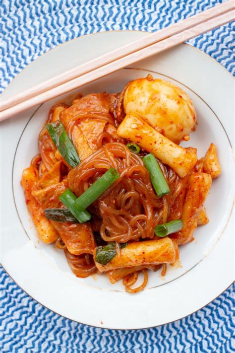 Learn how to make this popular korean fish cake side. Tteokbokki (Spicy Korean Rice Cakes) | Recipe | Food ...