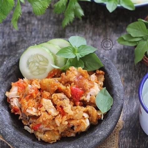 Penyet is javanese word for squeezed since the fried chicken is served in earthenware mortar upon sambal and squeezed with pestle to mix it with sambal. Resep Ayam Geprek Sambal Bawang ala Warung Ayam Geprek