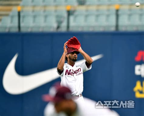 헌정사상 원내교섭단체 대표로 30대가 선출된 것은 이번이 처음이다. 스포츠서울 - 진지한 로저스, 상대는 9연패중인 NC지만포토