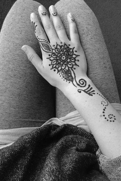 Henna Tattoo Hand Design Simple Art Henna Tattoo Designs Hand Henna