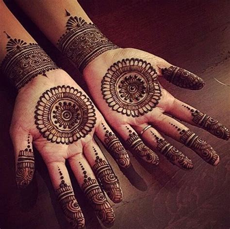 25 Simple And Traditional Circle Mehendi Designs You Should Definitely