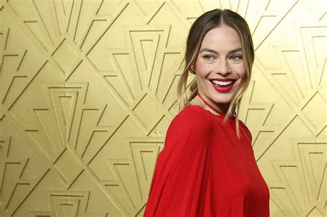 Margot Robbie Reveals What Actors Are Sniffing And Smoking In Movie Scenes