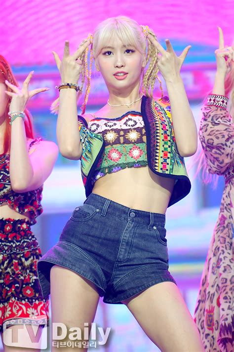 10 Times Twices Momo Was A Sexy Body Line Queen With Her Unreal Proportions Koreaboo