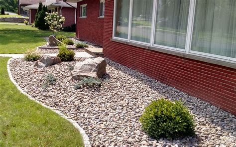 Low Maintenance Foundation Planting With Stone Mulch And Paver Edging