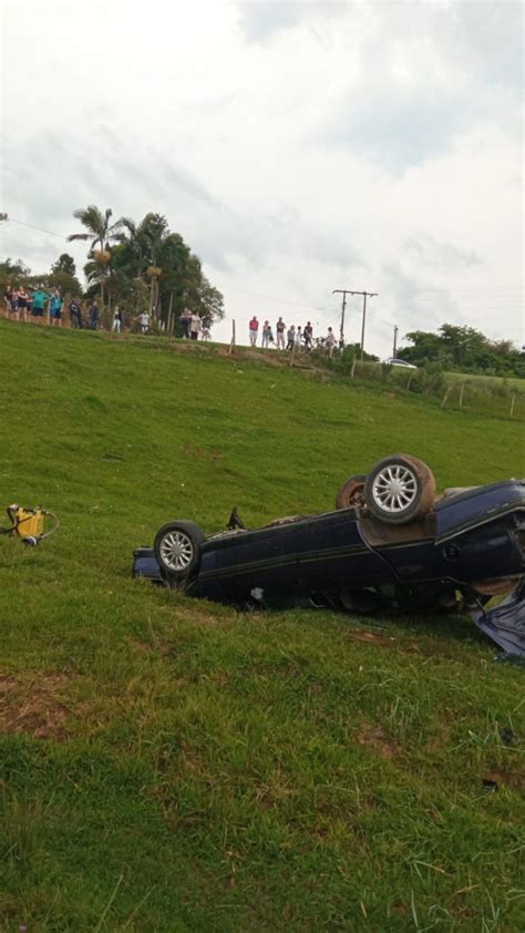 VÍDEO Homem morre após ser jogado para fora de carro em acidente no