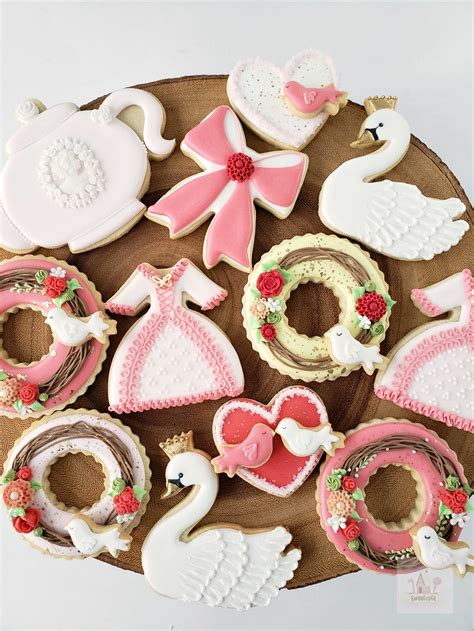 A wide variety of decorate cookie cake options. (Video) How to Decorate Valentine Cookies - Swan, Wreath and Dress Cookies | Sweetopia
