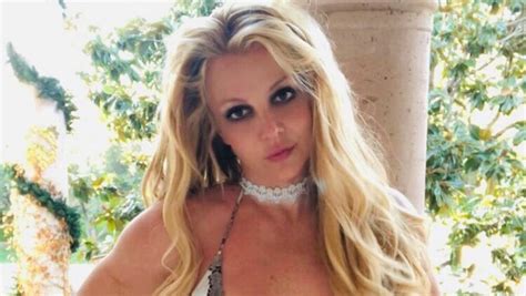 Britney Spears Shares Pics Wearing Her Grandmother S Bathing Suit The