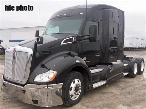 2018 Kenworth T680 Sleeper Semi Truck 52 Mid Roof Paccar 455hp For