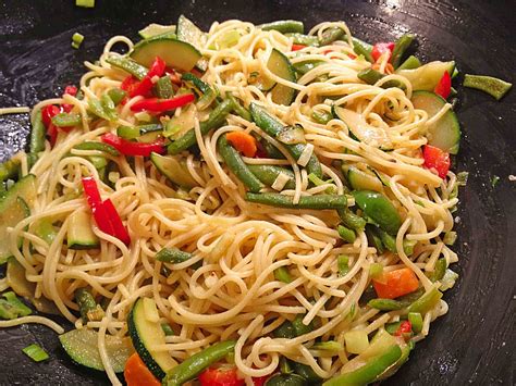 Gebratene Spaghetti mit Gemüse von white angel