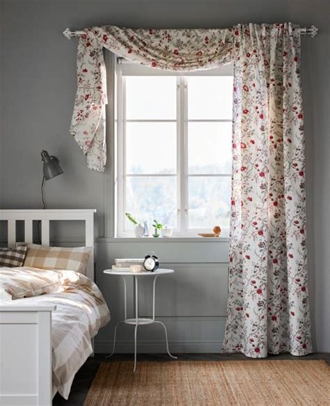 Coppia tendine campanellino lilla 50x235 cm tende a vetro. Una tenda con motivi floreali appesa alla finestra di una ...