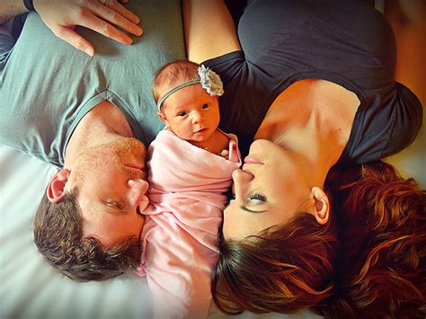 El Emocionante Vídeo De Una Pareja Que Sorprende A Su Familia Con Un Bebé Adoptado Que Llevaban