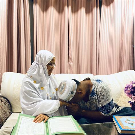 Ibu Guide Ayah Baca Quran Suami Tak Fasih Mengaji Isteri ‘guide