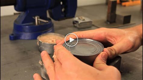Voici comment ouvrir une boîte de conserve sans outil