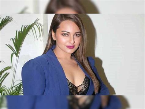 Sonakshi Sinha Caught In Legal Trouble Issued Non Bailable Warrant In Fraud Case Sonakshi