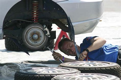 The role of a mobile mechanic involves a combination of automotive experience and professional skills that customers rely on, but. A Guide to Working as a Mobile Mechanic - Traders ...