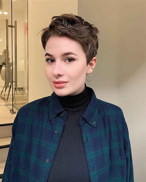 26 Very Short Pixie Haircuts For Confident Women Wavy Pixie Haircut Short Wavy Pixie Very