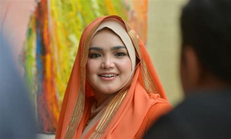 Setelah 11 tahun menikah dengan datuk khalid, siti baru melahirkan anak pertamanya, siti aafiyah pada 19 maret 2018. Siti Nurhaliza Keguguran | Dream.co.id