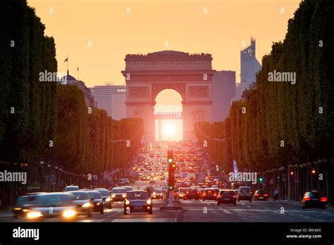 Paris Les Champs Élysées Au Coucher Du Soleil Photo Stock Alamy