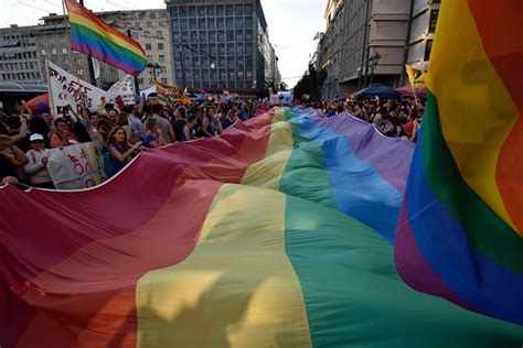 Cómo se convirtió el arcoíris en bandera y símbolo del orgullo LGBT