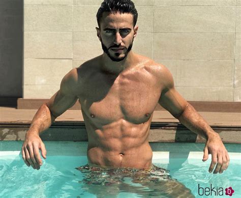Marco Ferri luciendo cuerpazo dándose un chapuzón en la piscina Torsos desnudos los famosos