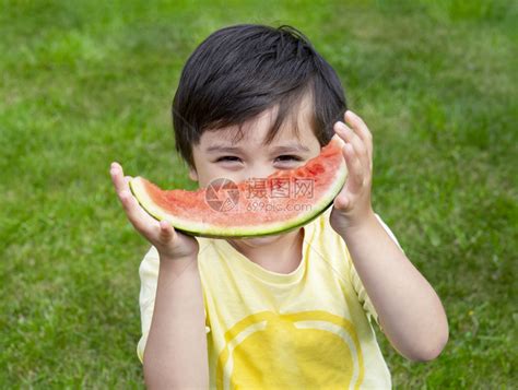 在夏天的户外吃新鲜西瓜的男孩高清图片下载 正版图片308074590 摄图网