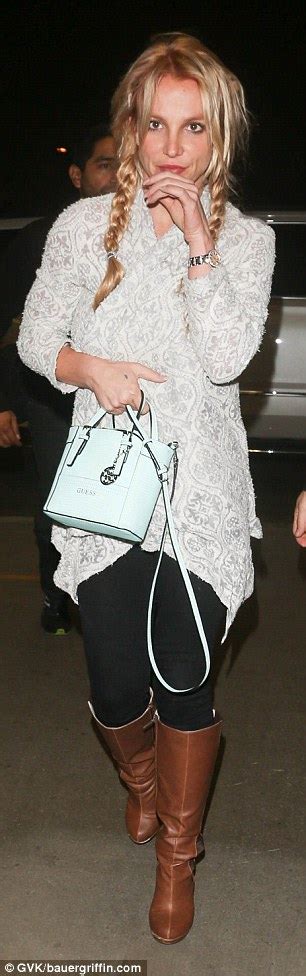 Britney Spears Looks Tired As She Catches A Late Flight Out Of Los Angeles Daily Mail Online
