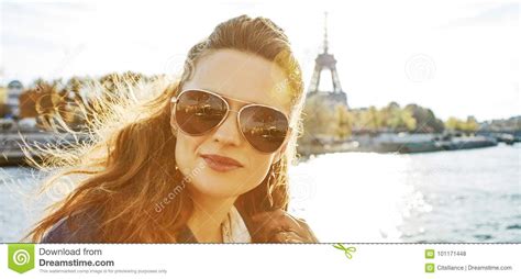 年轻端庄的妇女画象堤防的在巴黎，法国 库存照片 图片 包括有 浏览 时髦 旅游业 沟槽 太阳镜 101171448
