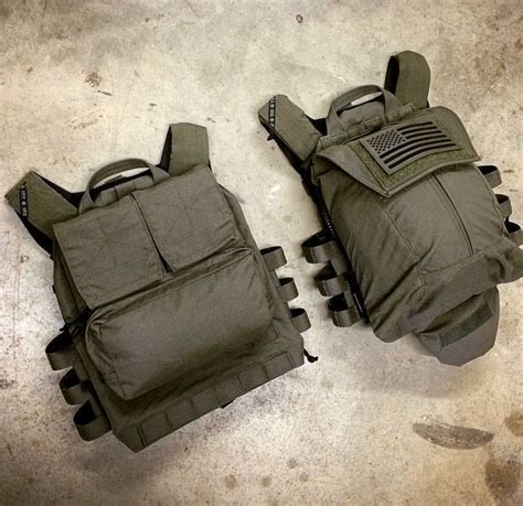 The Back And Side Panels Of A Pair Of Army Style Gloves With An