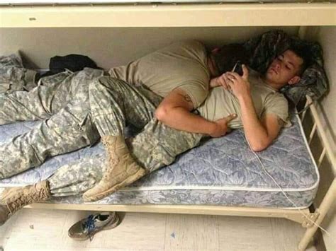 pin by xurmen hombres on entre dos hombres 😍 hot army men funny poses gay army