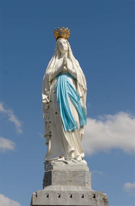 Estatua De La Virgen María Lourdes Foto De Archivo Imagen De