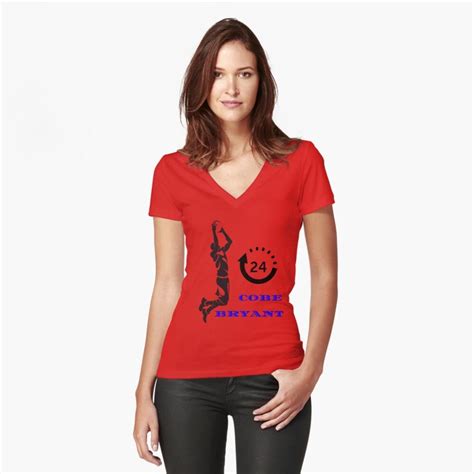 Faites savoir que vous vous entraînez et choisissez un top qui mettra en valeur vos muscles. T-shirt moulant col V 'T-shirt Cobe Bryant 24' par ...