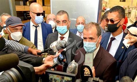 هل يجوز لبس الفضة للرجال ، كالسلاسل و الخواتم و الأساور؟ فإن الرجل يشرع له لبس خاتم الفضة لما في الصحيحين من أنه صلى الله عليه وسلم اتخذ خاتماً من ورِق. كوفيد-19: ارتداء التجار للكمامات الواقية "إجباري" ابتداء ...