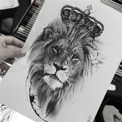 Doch auch frauen verschönern ihre haut gerne mit einem löwenkopf. Tattoo Löwe: Symbolik und attraktive Designs für beide ...