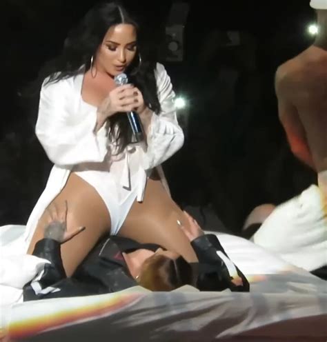 Demi Lovato And Kehlani Getting Intimate On Stage 18 Pics S And Video Thefappening