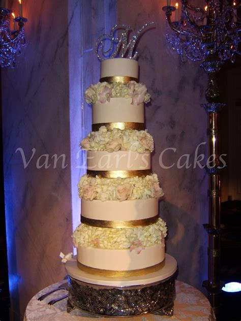 Van Earls Cakes Ivory And Gold Wedding Cake