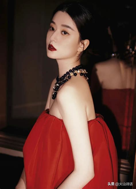Qiao Xin Wore A Red Tube Top Cloak Dress To Celebrate The New Year Her