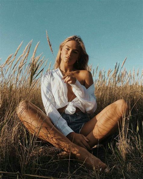 Pin By Camila On In Fields Of Gold Photography Poses Women