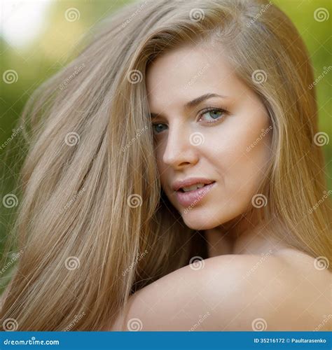 Portret Piękna Młoda Blond Kobieta Z Czystą Twarzą Outdoo Zdjęcie