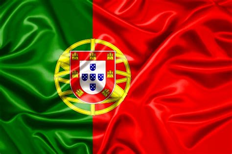 Armillary sphere and portuguese shield) is centered over the colour boundary at equal distance from the upper and lower edges. PZ C: bandeira de portugal