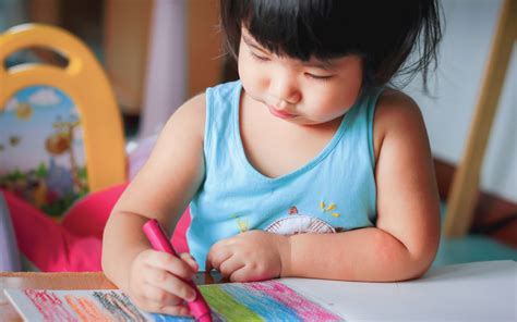 4 manfaat mengajak anak berlatih menggambar dan mewarnai riset