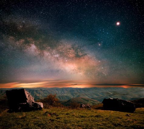 Spectacular Total Lunar Eclipse Photo Includes Milky Way